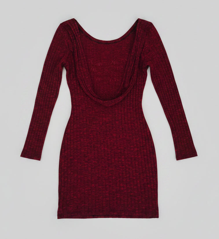 Vestido tinto con detalles dorados