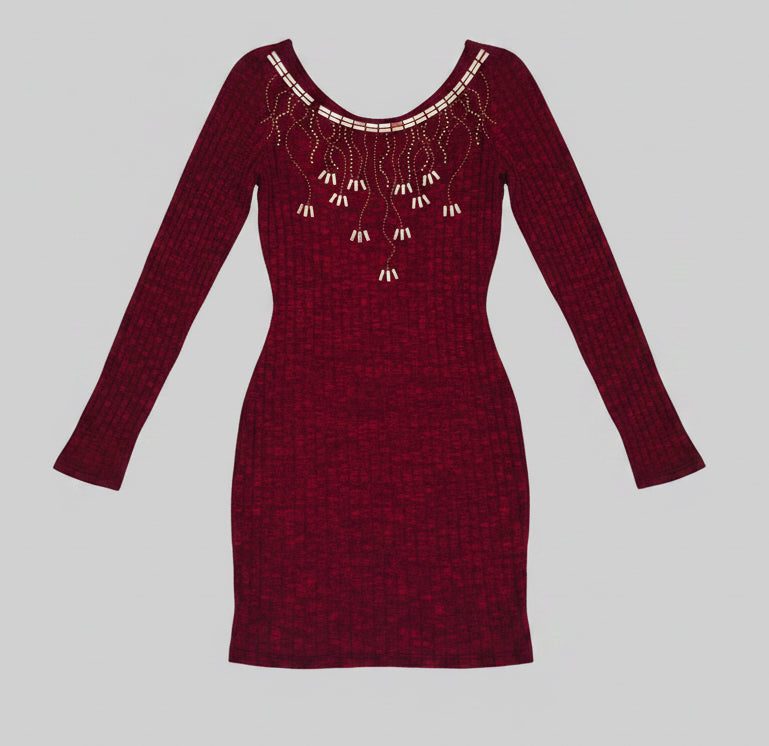 Vestido tinto con detalles dorados