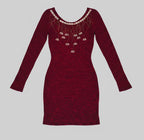 Vestido tinto con detalles dorados