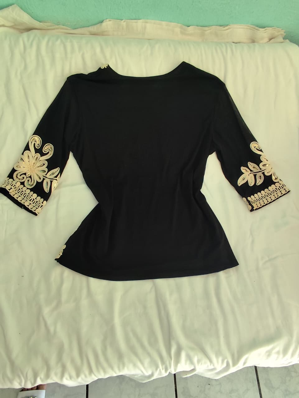 Blusa Bordada , detalles Dorados